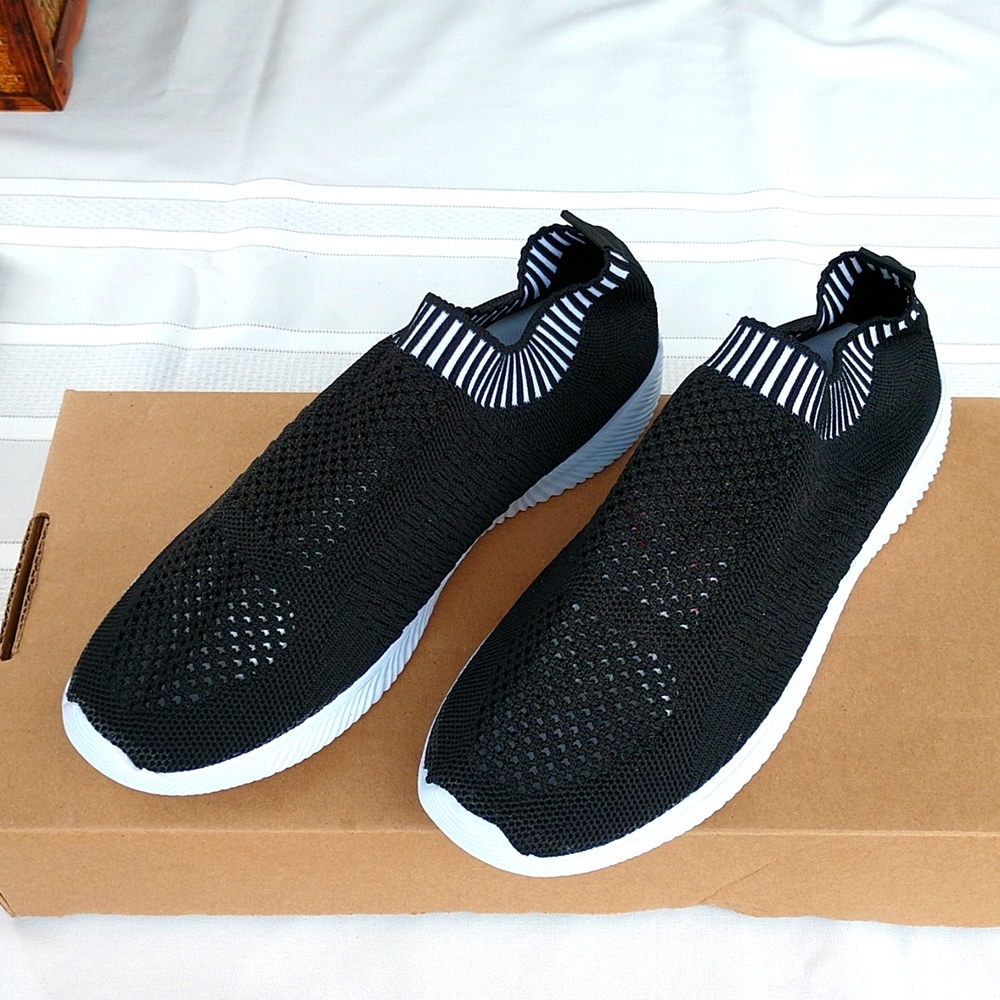 🆕✳️Women's Slip On Comfort Sneakers Black/White Size 40